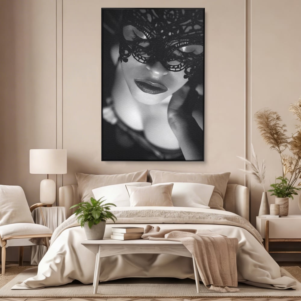 Tablou canvas cu tablou canvas cu femeie purtand masca, in rama de aluminiu negru, pe perete intr-un dormitor